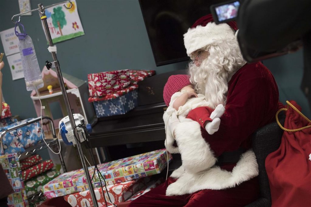 Santa Claus visits pediatrics in Saskatoon
