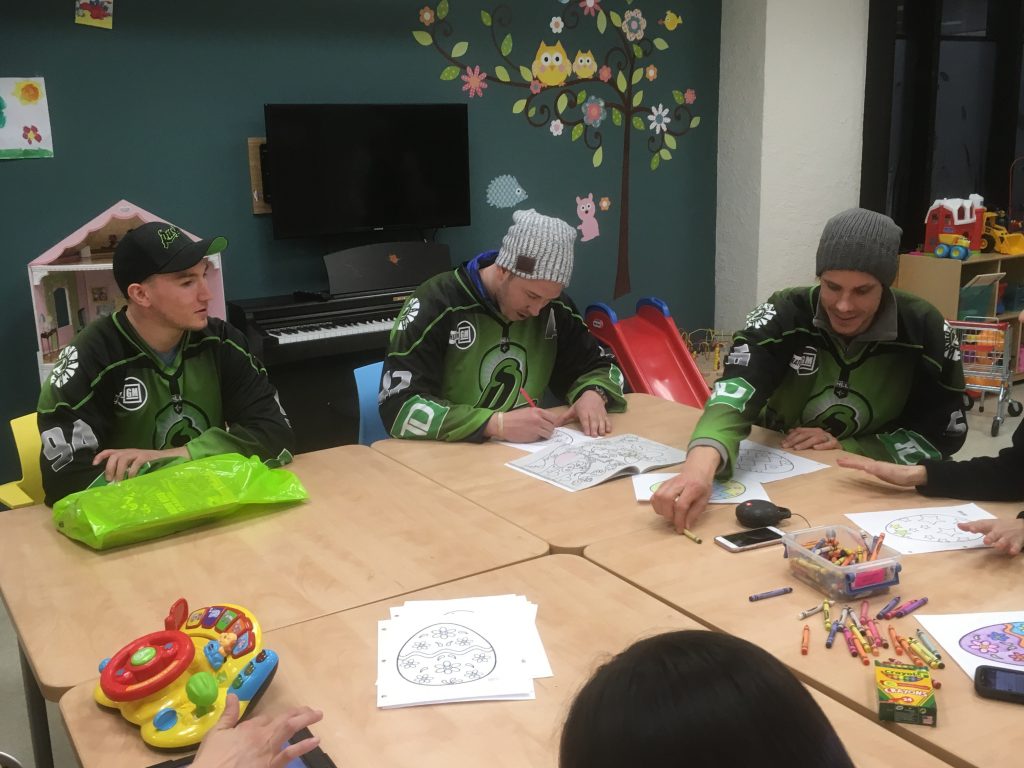 Saskatchewan Rush players visit kids in hospital